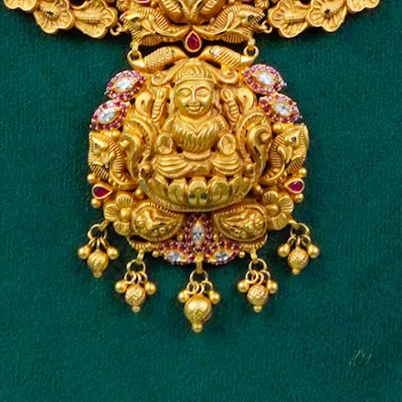 Close-up: Lakshmi on a lotus on the haram pendant, with drops