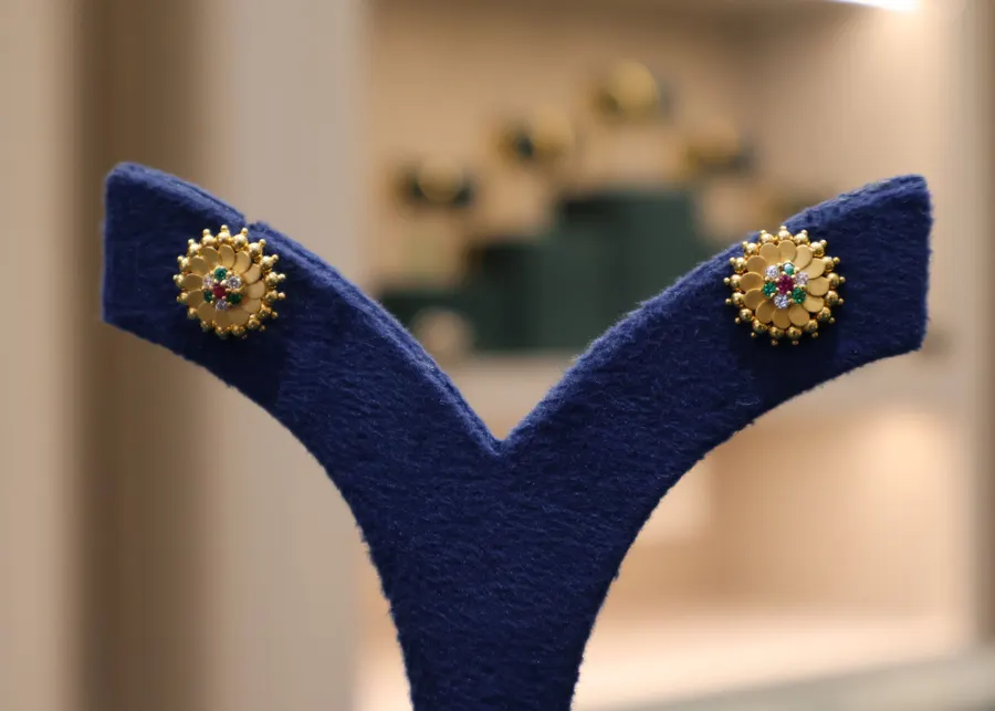 Round gold studs